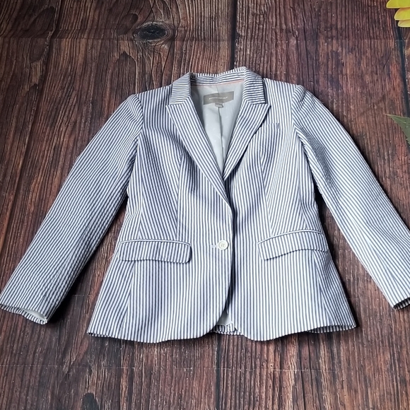 Banana Republic  Classic Fit Blazer in Preppy White Navy Stripes - Picture 3 of 15